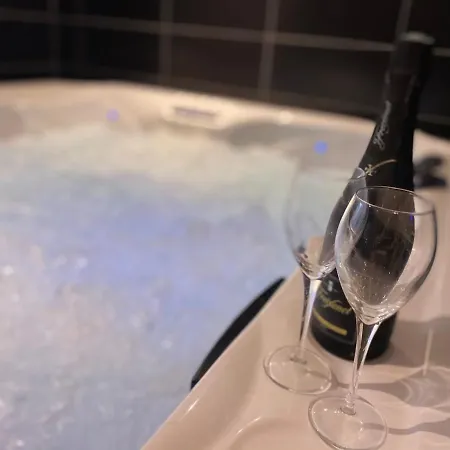 Escapade Romantique - Jacuzzi Et Parking Prive - 002 Appartement *
