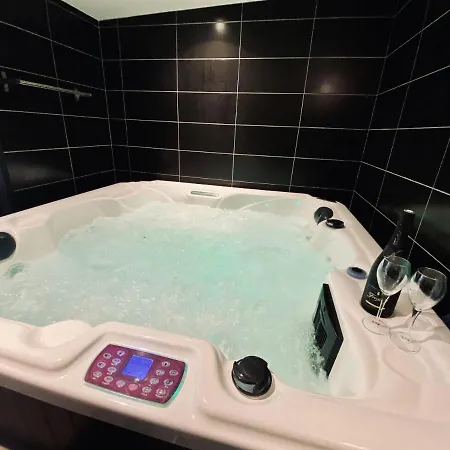 Escapade Romantique - Jacuzzi Et Parking Prive - 002 Appartement *
