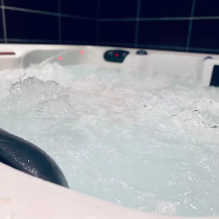 Appartement Escapade Romantique - Jacuzzi Et Parking Prive - 002
