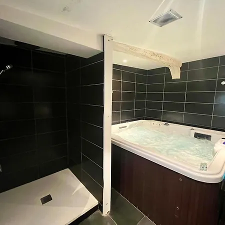 Appartement Escapade Romantique - Jacuzzi Et Parking Prive - 002 *